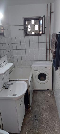 Apartament cu 3 camere semidecomandat în Spitalul Județean