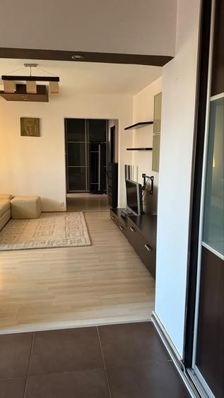 Apartament cu 3 camere semidecomandat în Titan