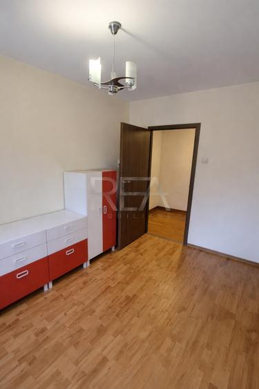 Apartament cu 3 camere semidecomandat, mobilat în Titan
