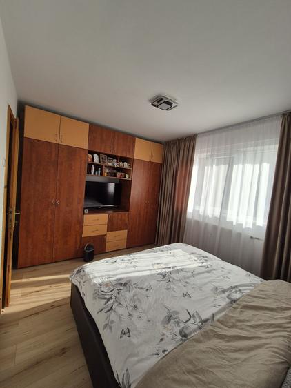Apartament cu 3 camere semidecomandat, mobilat în Sud