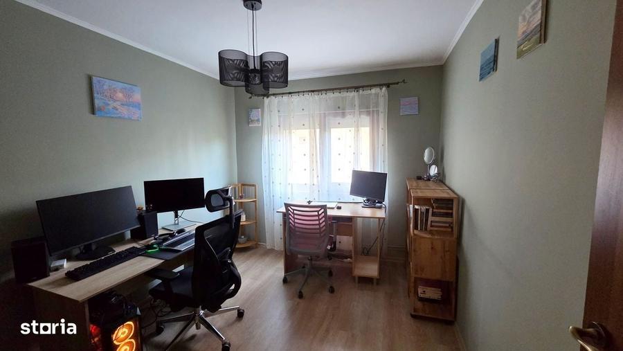 Apartament cu 3 camere decomandat în Aradului