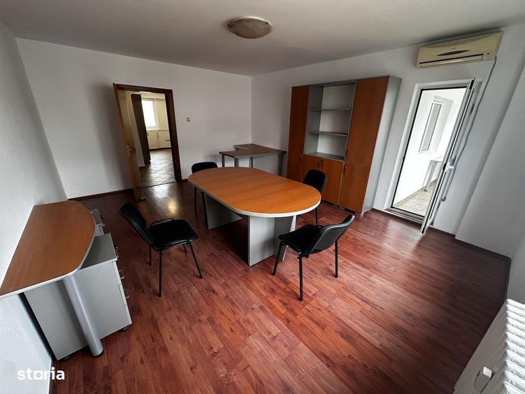 Apartament cu 3 camere semidecomandat, mobilat în Văcăresti