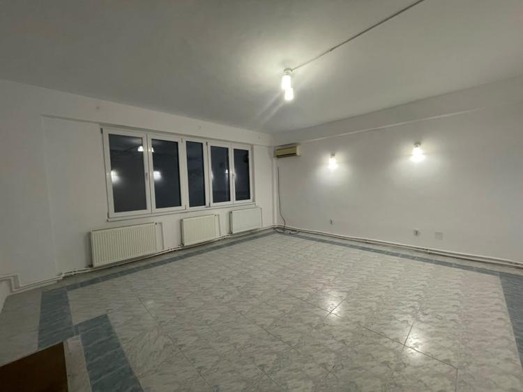 Apartament cu 3 camere semidecomandat în 1 Mai