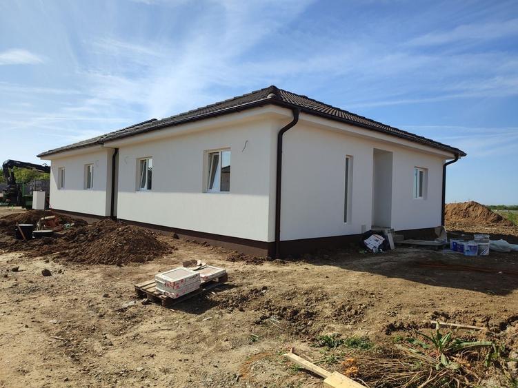 Casă individuală cu 3 camere cu Canalizare în Exterior Vest