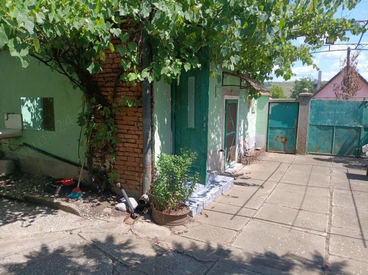 Casă cu 4 camere cu Teren 2000 Mp în Central