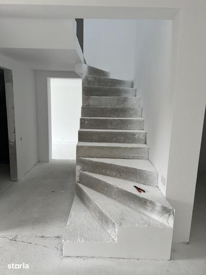 Casă cu 8 camere cu Teren 2100 Mp în Central