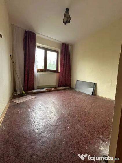 Apartament cu 3 camere semidecomandat în Obor