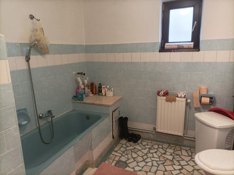 Casă individuală cu 4 camere cu Canalizare în Central