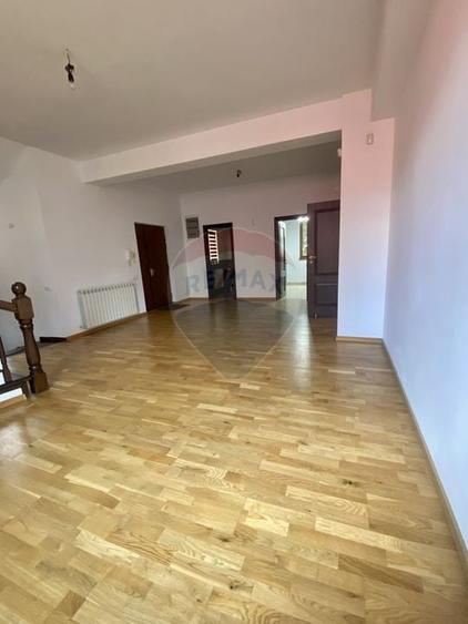 Casă individuală cu 8 camere cu Teren 300 Mp în Aviației
