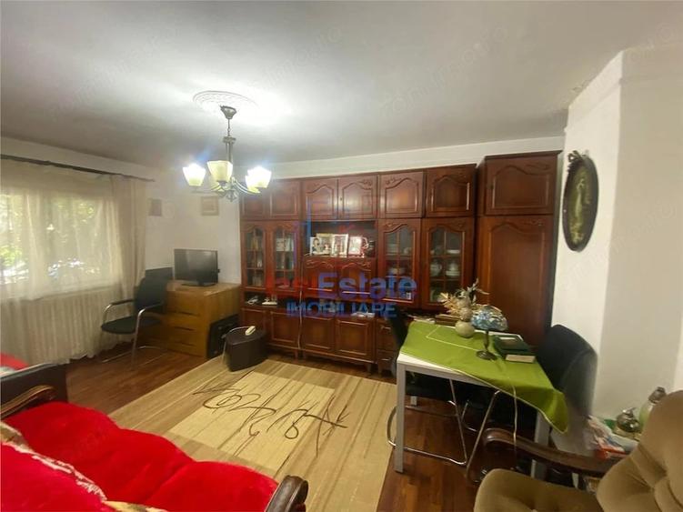 Apartament cu 4 camere decomandat în Filiași