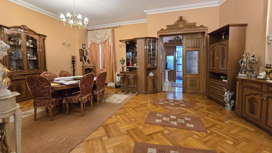 Casă individuală cu 8 camere cu Canalizare în Cotroceni