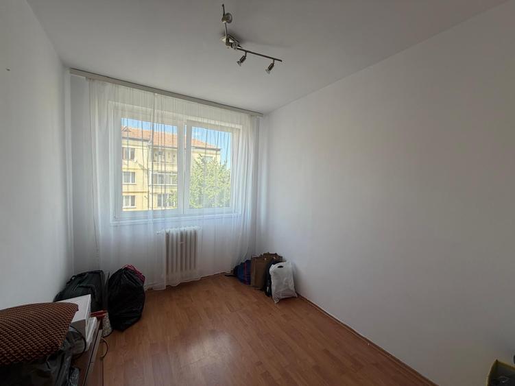 Apartament cu 3 camere semidecomandat în Cedonia
