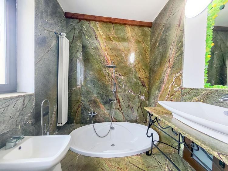 Casă individuală cu 6 camere cu Canalizare în Central