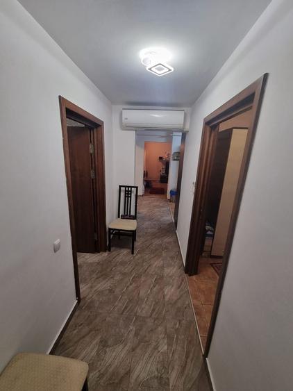 Apartament cu 3 camere decomandat, mobilat în Poarta 6