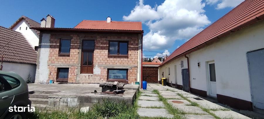 Casă cu 9 camere cu Teren 1180 Mp în Central