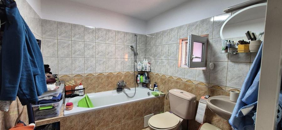Casă individuală cu 4 camere cu Canalizare în Iris