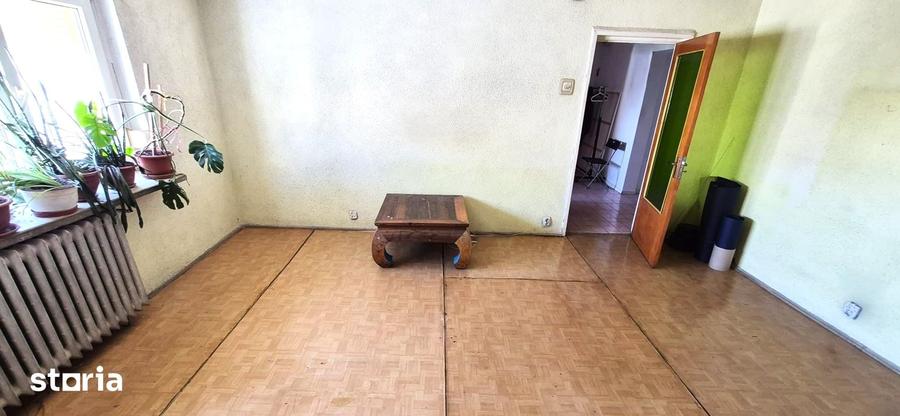 Apartament cu 3 camere decomandat în Tei