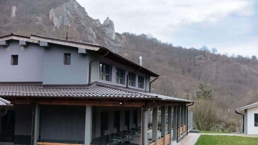 Casă cu 4 camere în Buru
