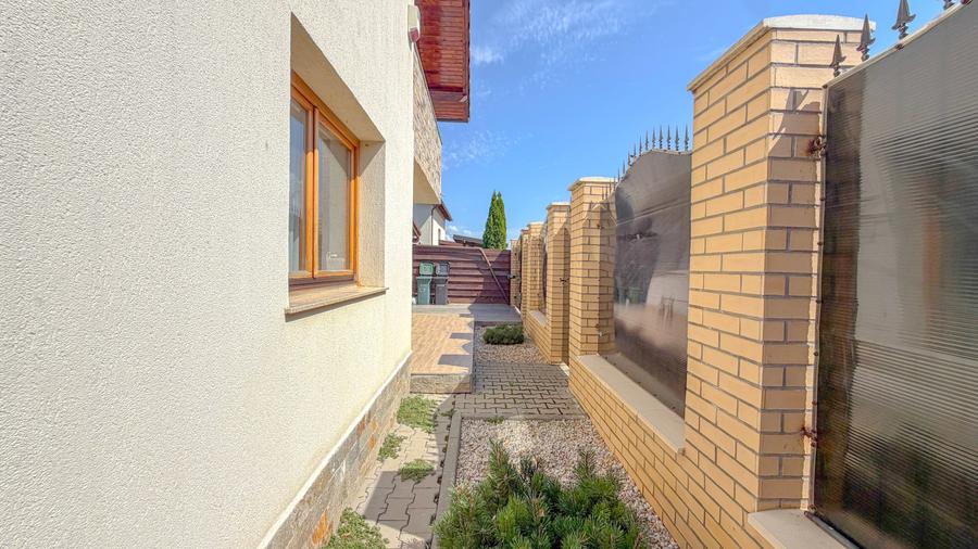 Casă individuală cu 5 camere cu Teren 360 Mp în Exterior Est