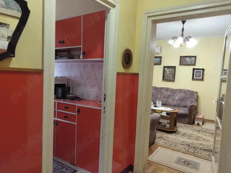 Apartament cu 3 camere semidecomandat în Brad