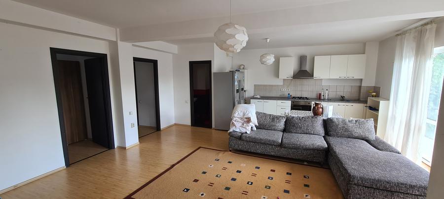 Apartament cu 3 camere semidecomandat în Exterior Nord