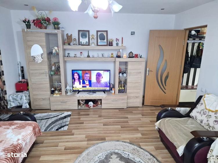 Apartament cu 3 camere semidecomandat în Berca