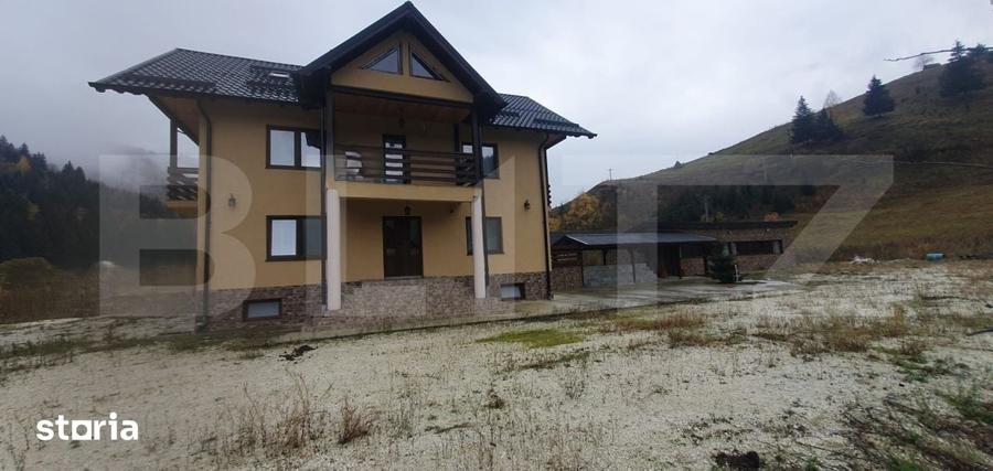 Casă cu 8 camere cu Teren 5955 Mp în Central