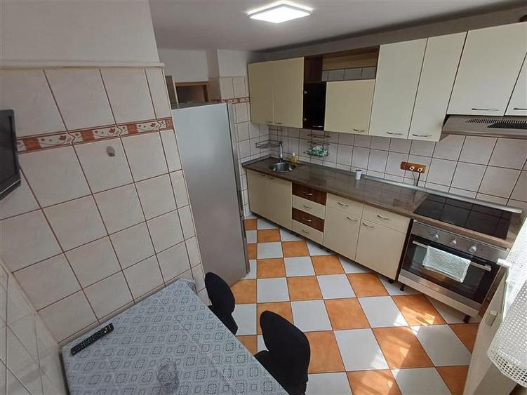 Apartament cu 3 camere decomandat, mobilat în Berceni