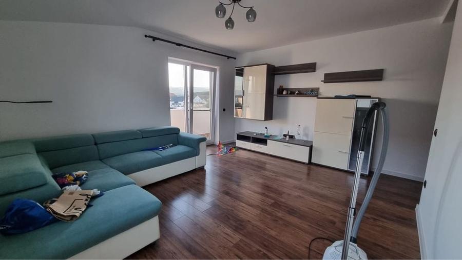 Apartament cu 3 camere decomandat în Crinț