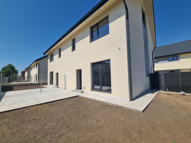 Duplex cu 4 camere cu Teren 230 Mp în Odăi