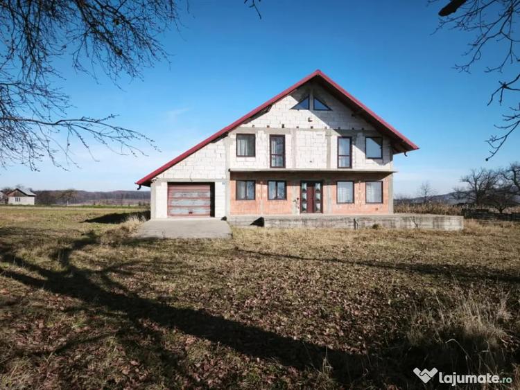 Casă cu 5 camere cu Teren 1792 Mp în Mitocu Dragomirnei