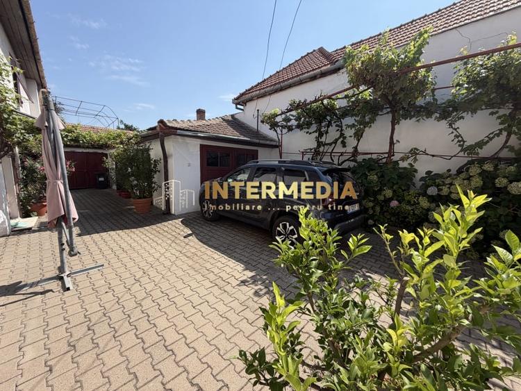 Casă individuală cu 6 camere cu Canalizare în Central