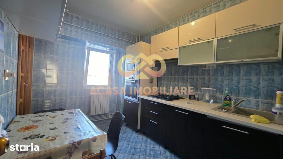 Apartament cu 3 camere decomandat în Nicolina