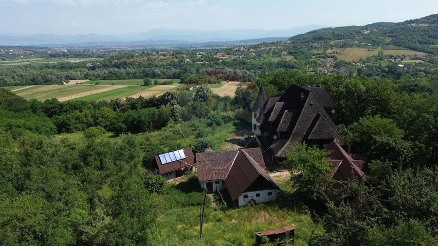 Casă cu 10 camere cu Teren 24700 Mp în Berchezoaia