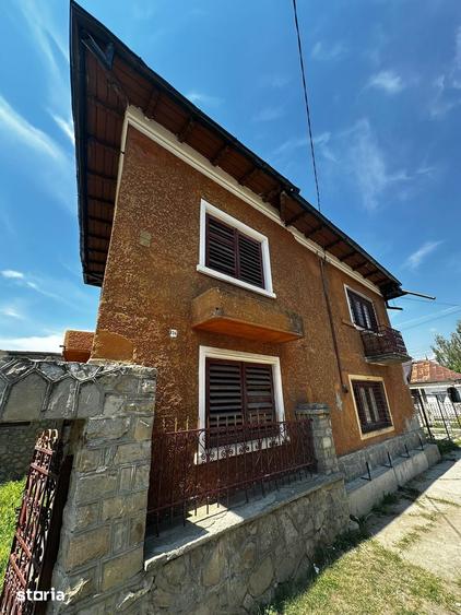 Casă cu 5 camere cu Teren 518 Mp în Buciumeni