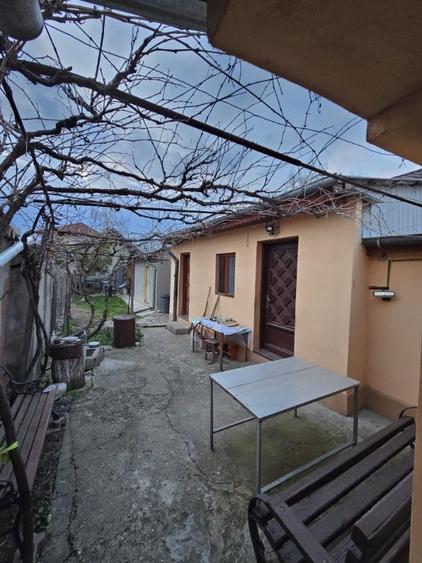 Casă cu 3 camere cu Teren 240 Mp în 23 August