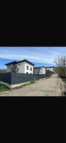 Casă cu 4 camere în Breazu