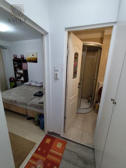 Apartament cu 4 camere semidecomandat, mobilat în Rahova
