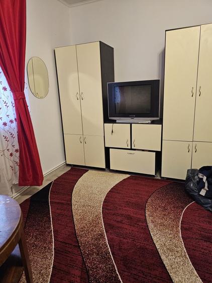 Casă cu 3 camere în Sărărie