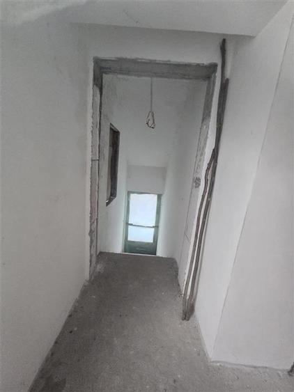 Casă individuală cu 12 camere cu Canalizare în Central