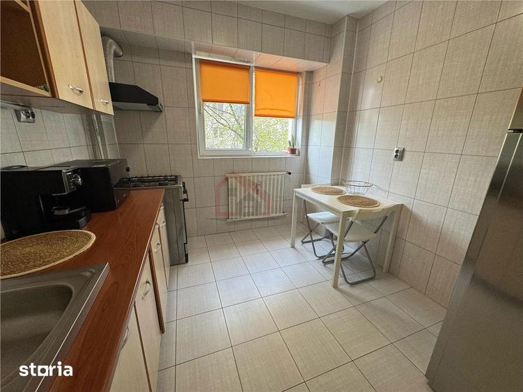 Apartament cu 2 camere semidecomandat, mobilat în Tei