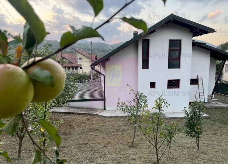 Casă individuală cu 9 camere decomandat cu Canalizare în Central
