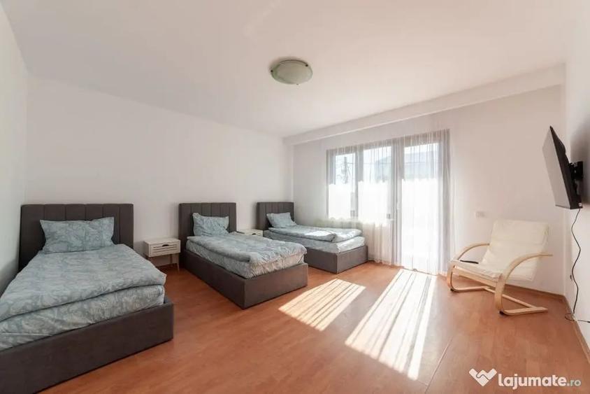 Casă cu 8 camere cu Teren 1000 Mp în Central
