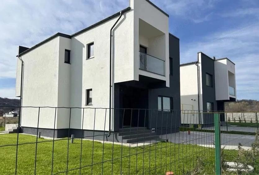Casă cu 4 camere cu Teren 470 Mp în Micești