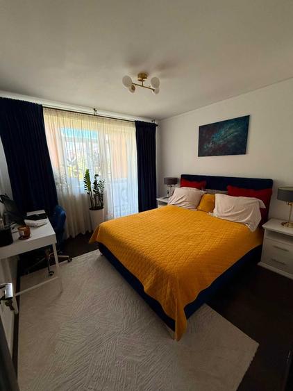 Apartament cu 3 camere decomandat în Podu Roș
