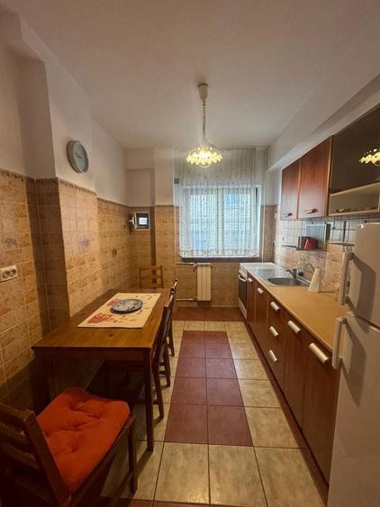 Apartament cu 3 camere decomandat în Victoriei
