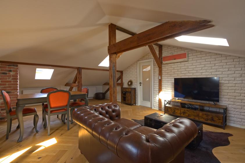 Apartament cu 3 camere semidecomandat în Aviatorilor