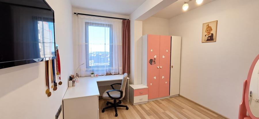 Apartament cu 3 camere semidecomandat în Tractorul