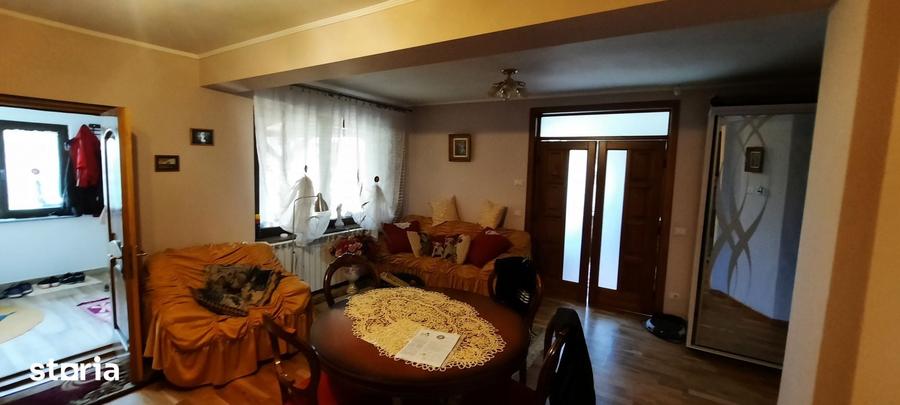 Casă cu 7 camere cu Teren 750 Mp în Mihai Eminescu