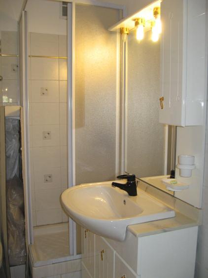 Apartament cu 3 camere semidecomandat în P-ța Dorobanți